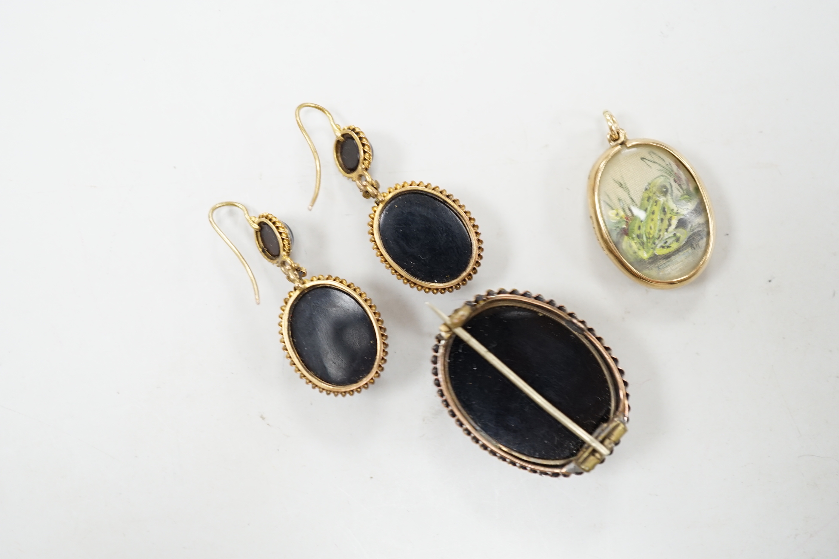A pair of Victorian yellow metal and banded agate set drop earrings, overall 41mm, a similar brooch and a modern 9ct gold mounted oval pendant, containing a picture of a frog.